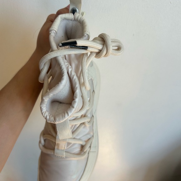 Nike Women's Cream Winter Boots - Picture 4 of 6